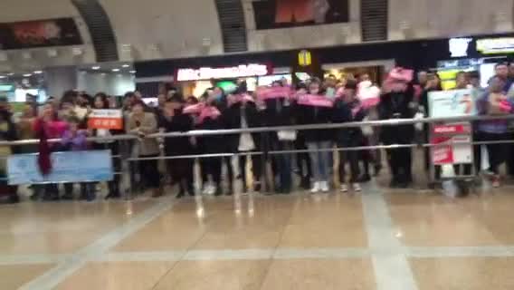 黄子韬抵京被粉丝包围