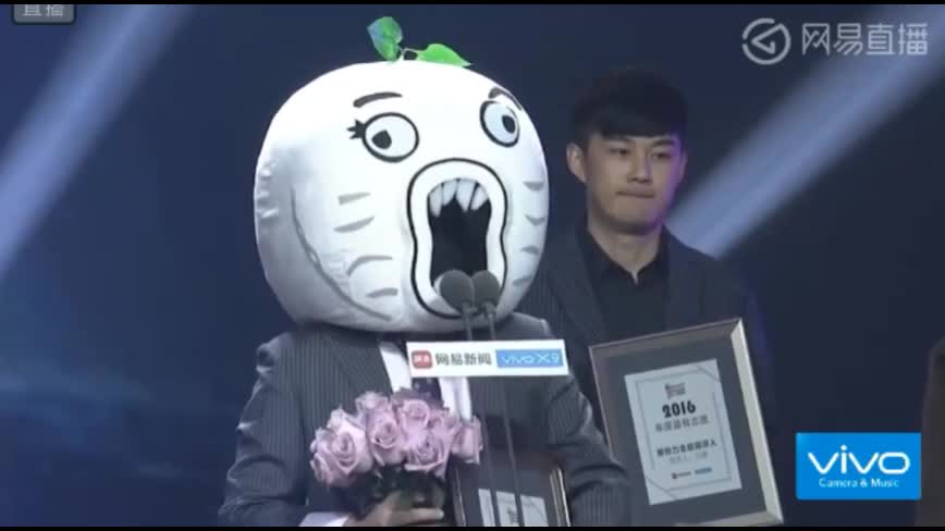 陈意涵颁奖给王尼玛、马睿等