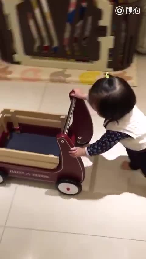 欧弟女儿会走路啦！步伐矫健还爱玩车