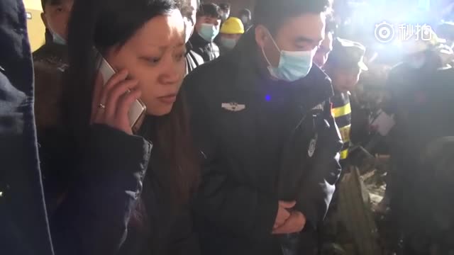 目前现场发现生命迹象 被埋者有人正用手机往外打电话