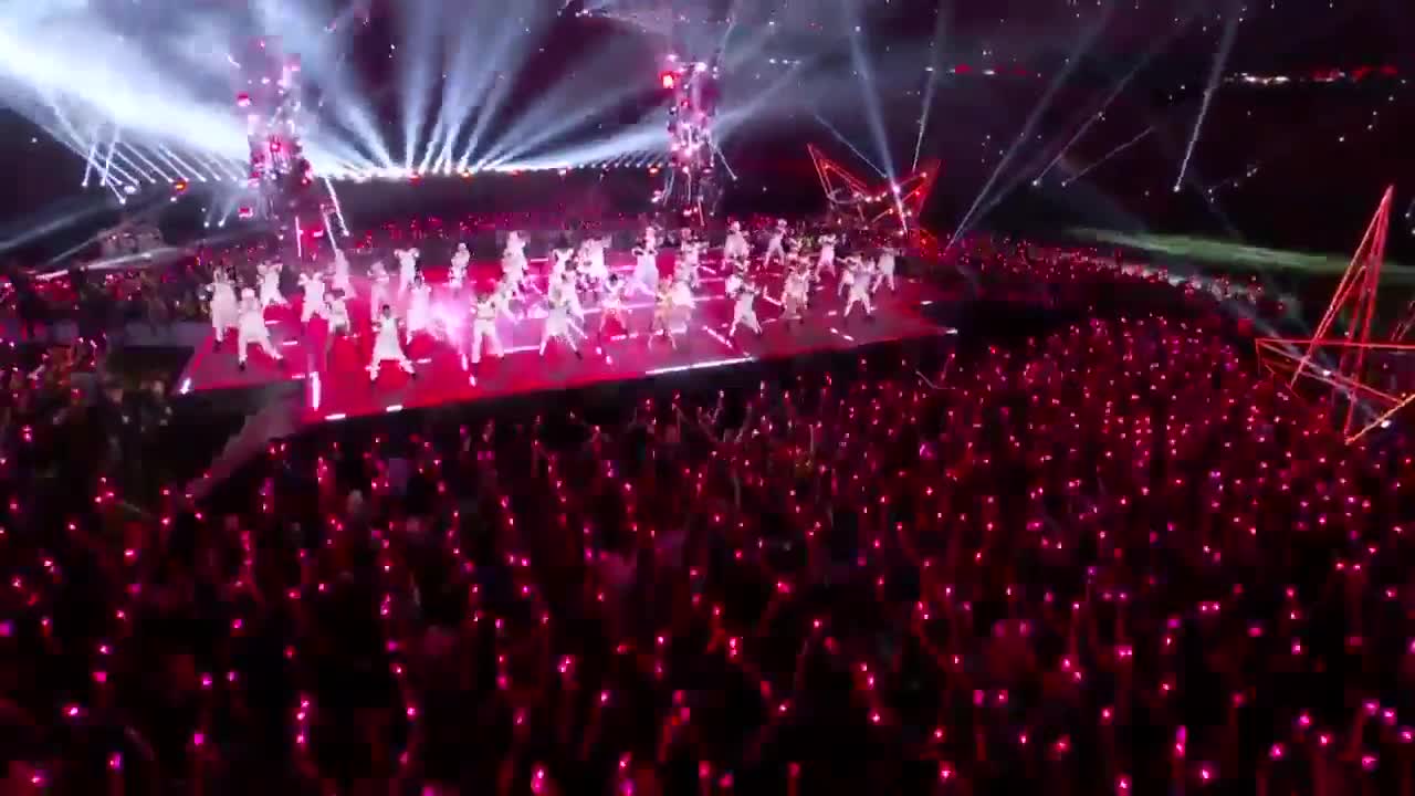 LadyGaga超级碗演出：数百无人机共舞