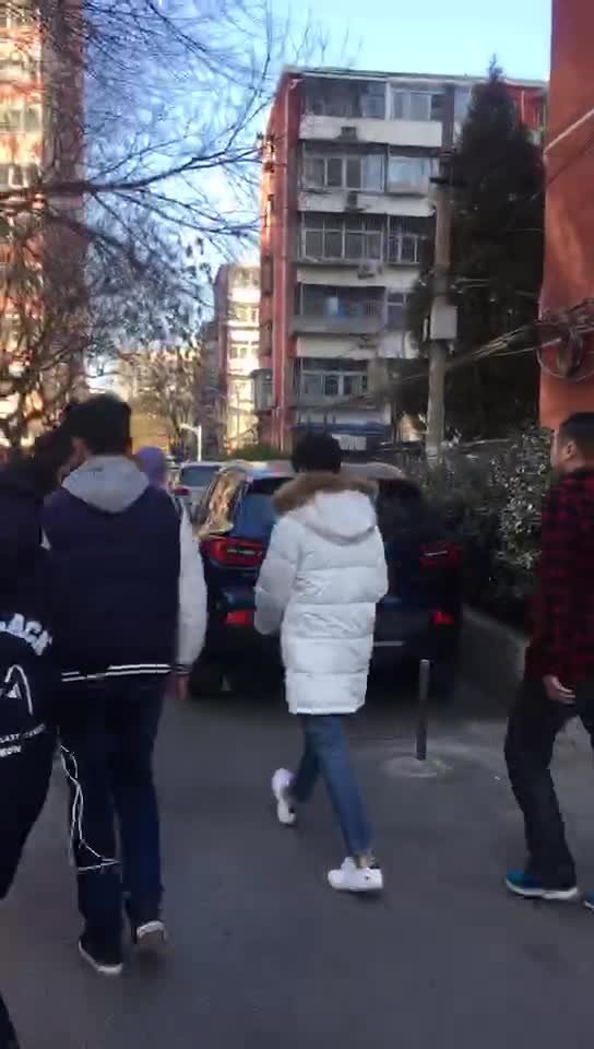 王俊凯现身北影参加艺考 考完匆匆离场