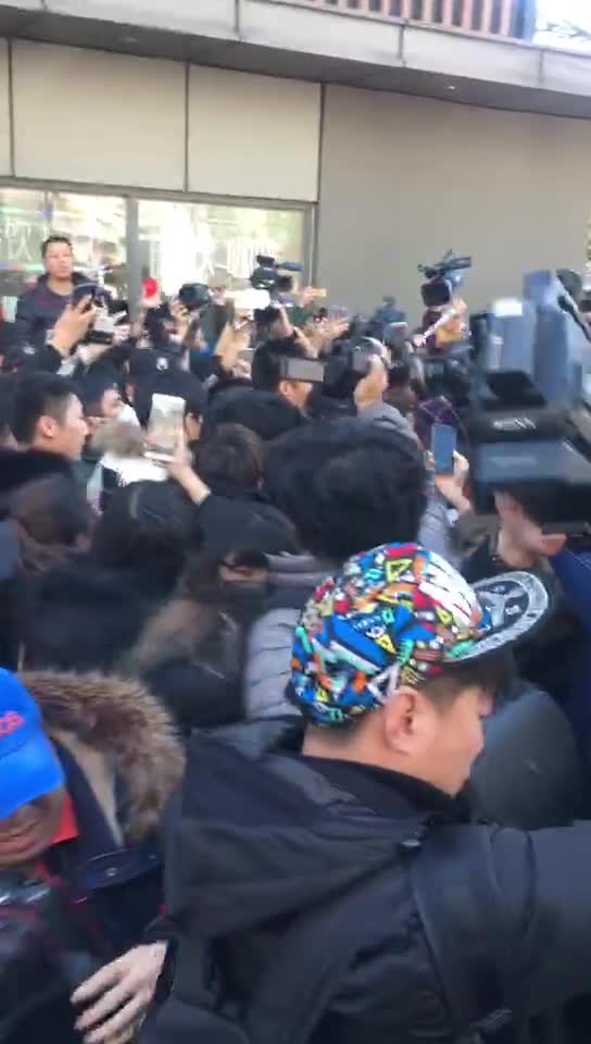 王俊凯现身北影参加艺考
