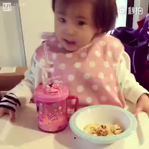 咘咘喝奶狂甩头超萌