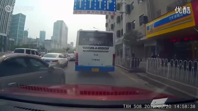 实拍强行加塞未果 一路别车抖狠