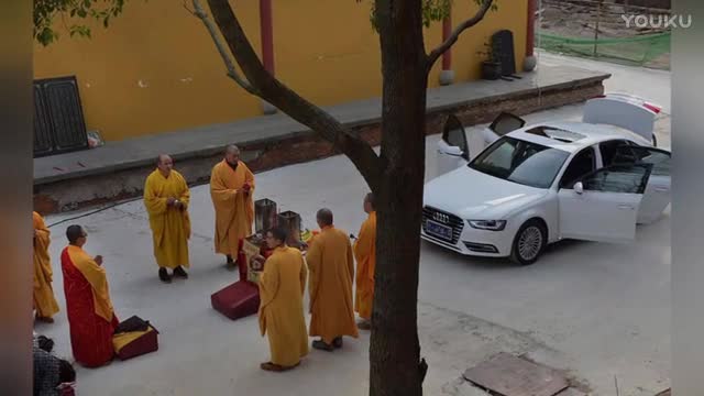 奥迪开进高山寺庙 车主请法师开光保平