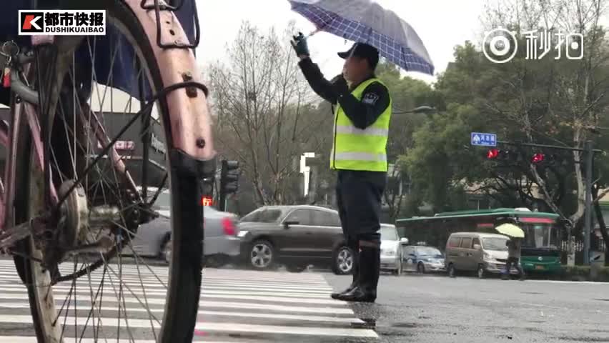 指挥交通就像激情跳舞 中山北路上这位“执勤大爷”超可爱！