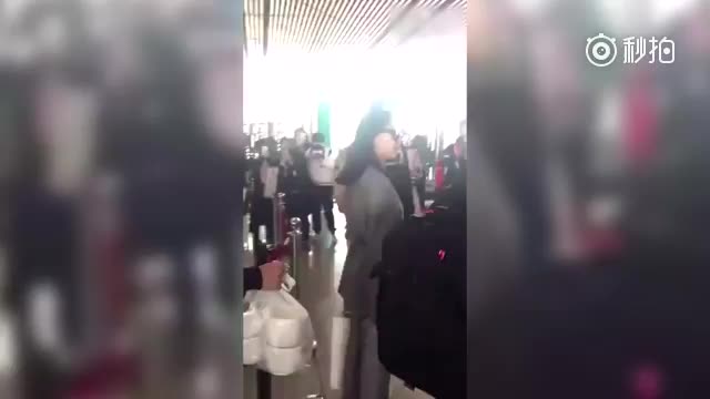 宋茜机场排队被老大爷“怒怼”：装什么大明星