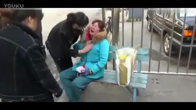 女保洁工街头剐蹭豪车听到赔偿金额吓晕