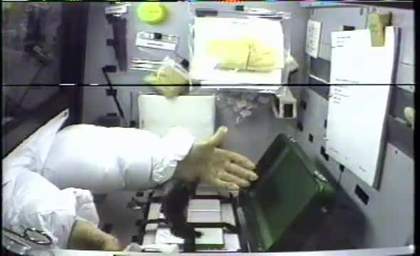 青蛙在太空失重环境下跳起“太空舞步”