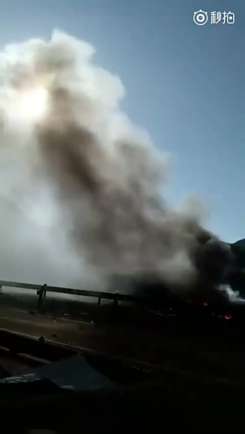 河北张石高速发生油罐车爆炸事故，当地正在救援