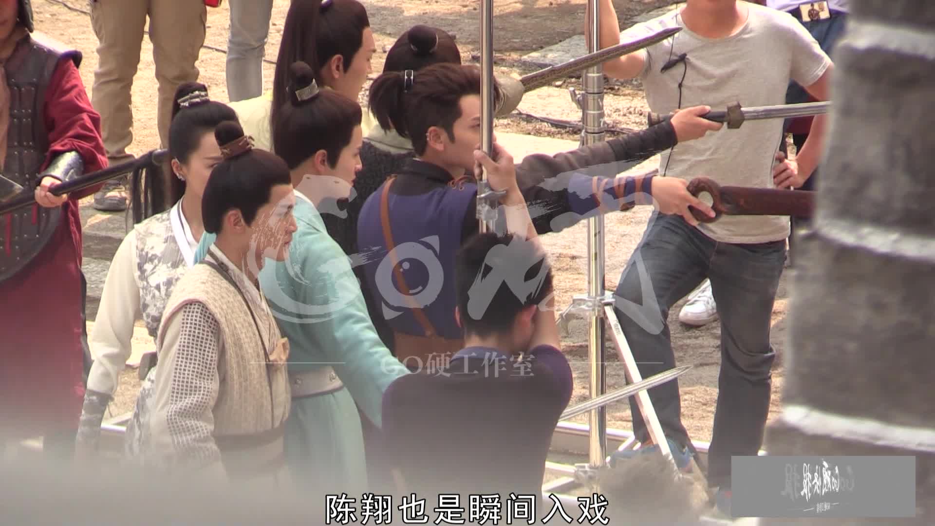 不惧酷暑！陈翔拍戏后与大家热聊研究演戏动作