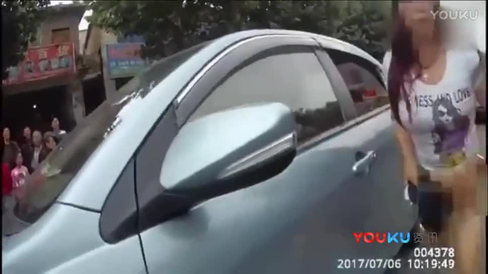女司机违章被查 脱下衣裤当街撒泼