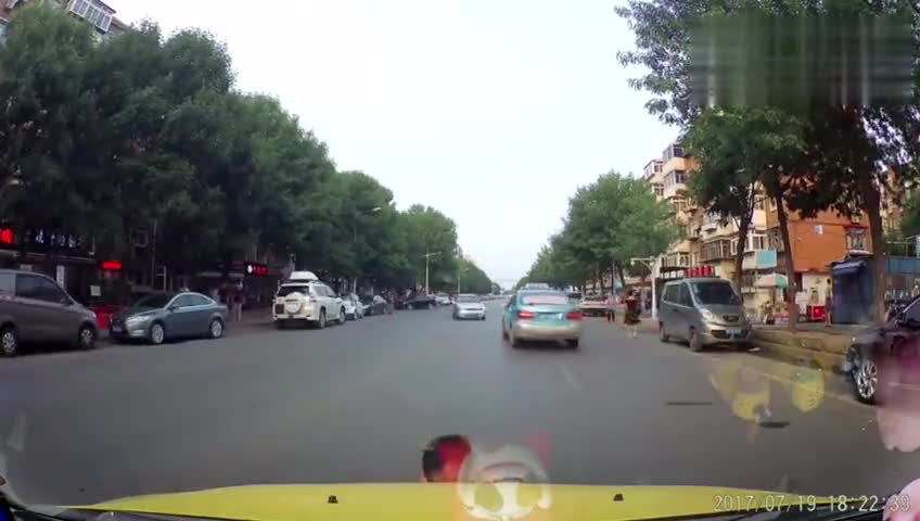 实拍大热天光膀子碰瓷，见过他么？