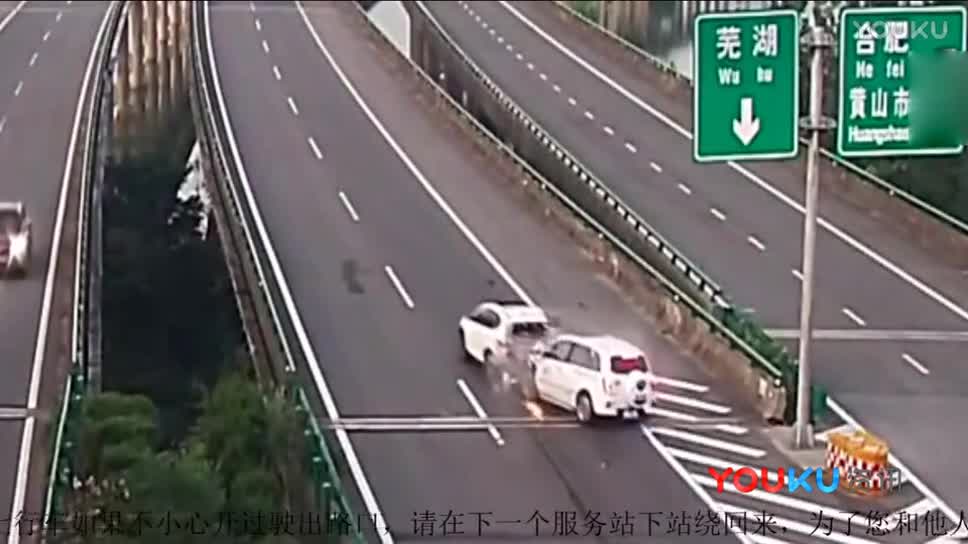 轿车高速上走错路倒车遭追尾 飞出数米瞬间被撞烂