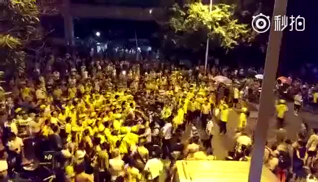 成都某小区保安与美团骑士发生冲突