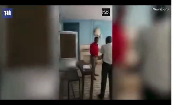 印度一校长暴力惩罚犯错学生打断教鞭