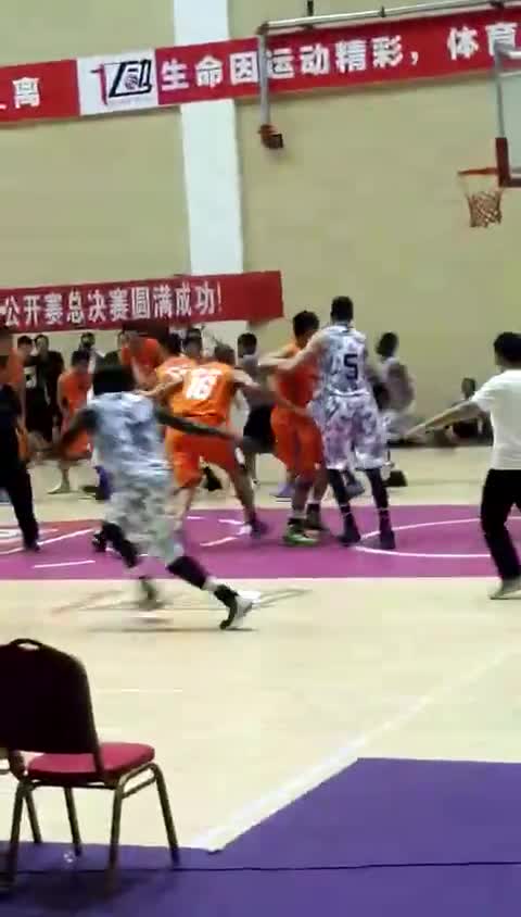 业余篮球联赛爆发群殴 中方球员PK外籍战队
