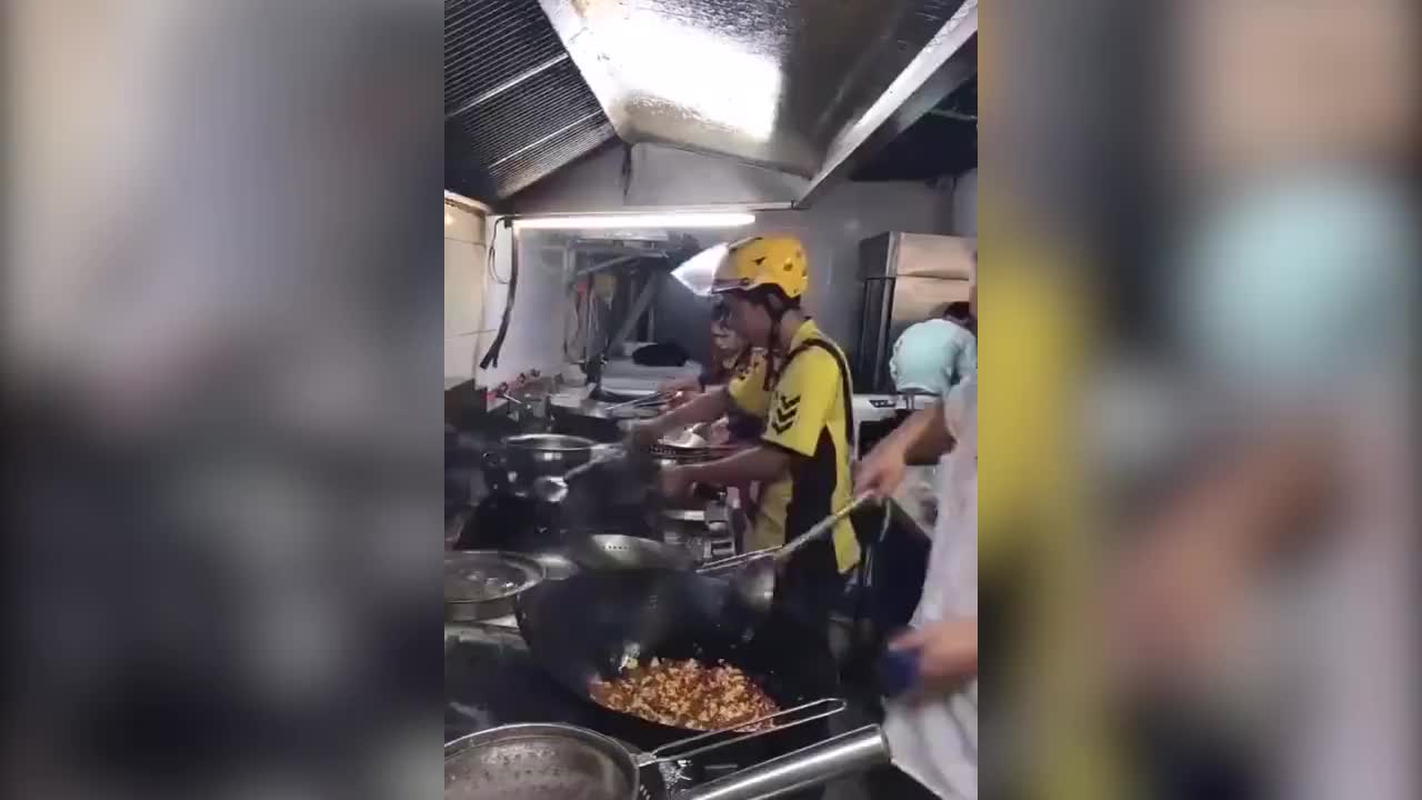 美团回应外卖小哥颠勺视频：配送员不能进后厨，正调查原因