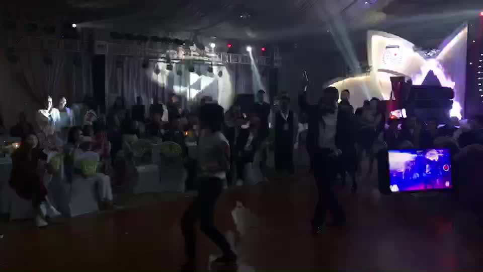 窦靖童李亚鹏现场尬舞