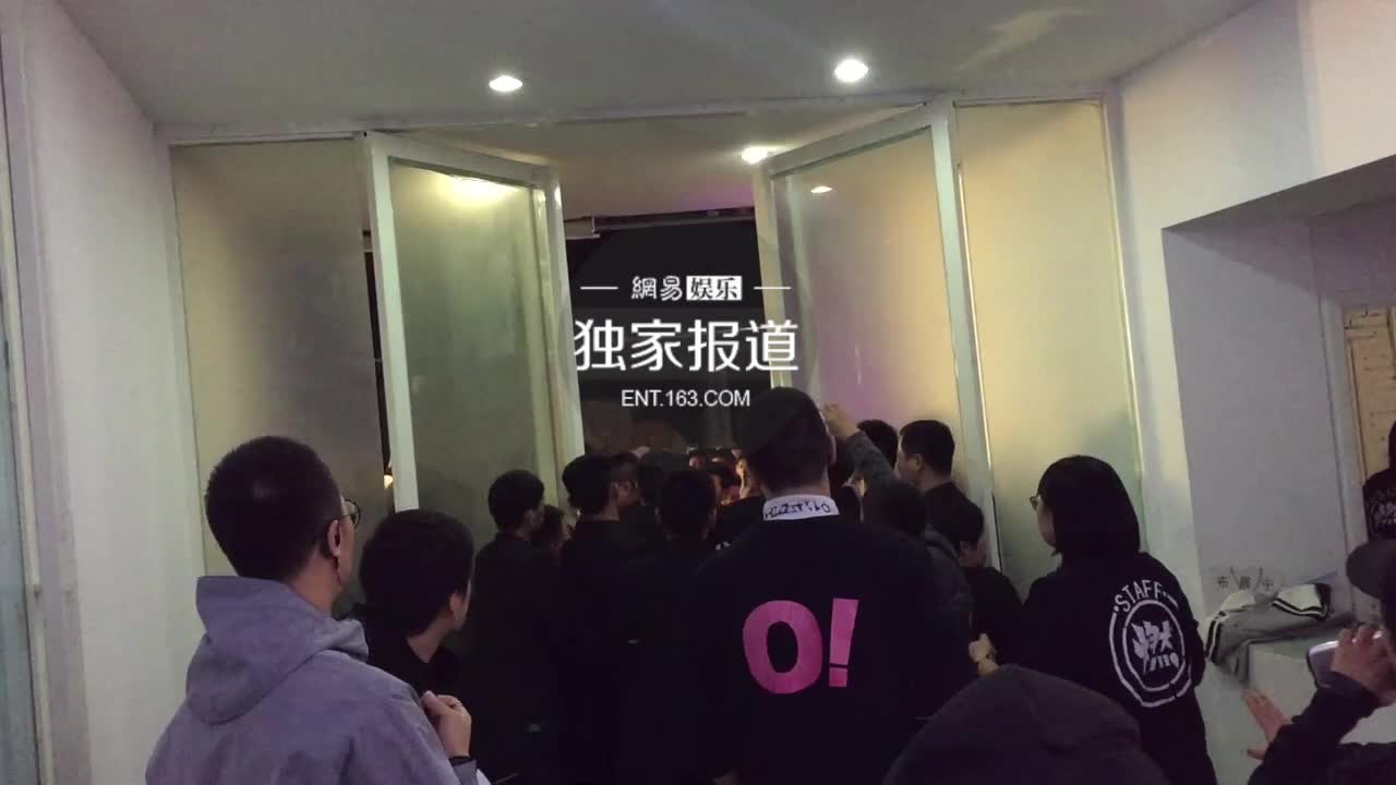 独家:刘昊然生日会黄牛与保安打架 花篮被推翻
