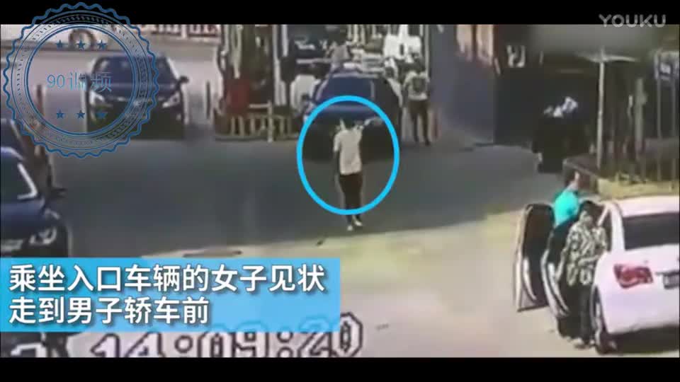 女子将车停小区门口惹怒男子 上前质问遭无情碾压