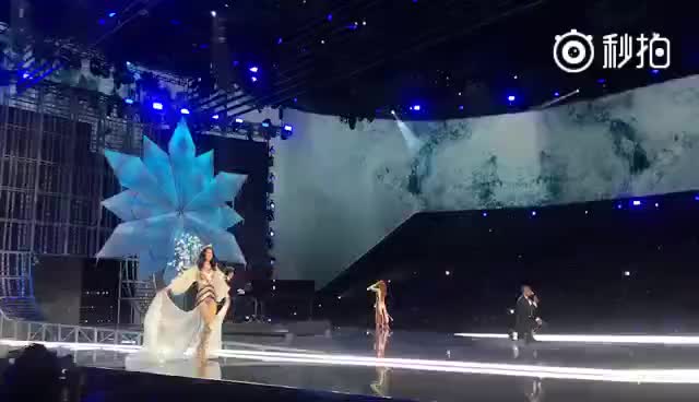 奚梦瑶摔倒