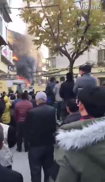 济南青后小区疑燃气爆炸，4层玻璃被震碎，现场浓烟滚滚