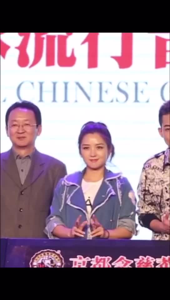 何洁离婚风波后微笑现身
