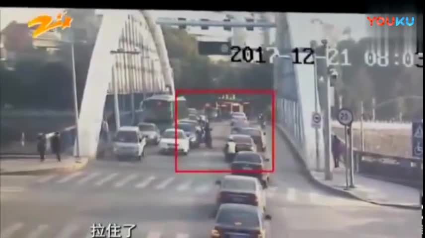 4个月女婴病危不治身亡 送医路上车子被拦？