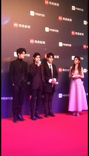 十二星宿男团谈新歌，反对校园暴力