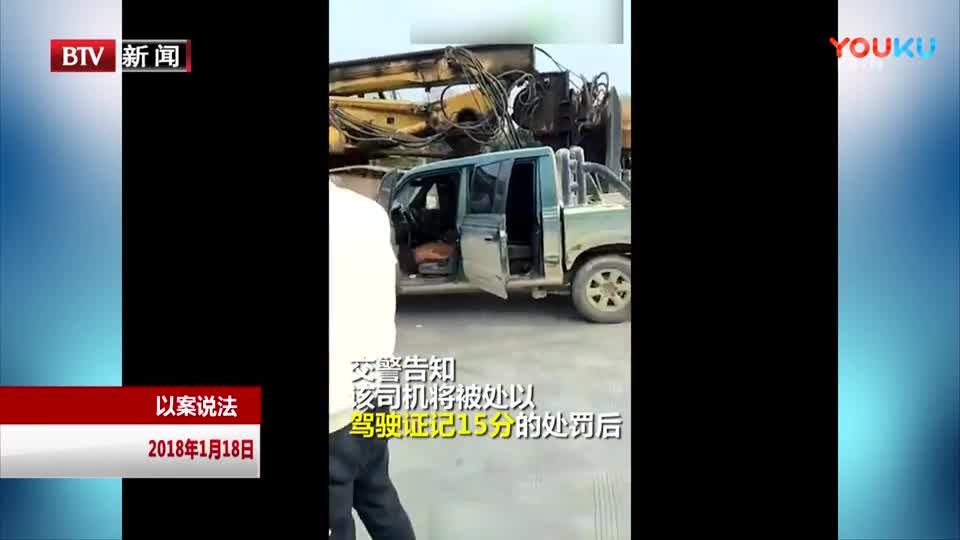 实习期司机听说要扣分 抢过驾驶证塞嘴里“吃掉”