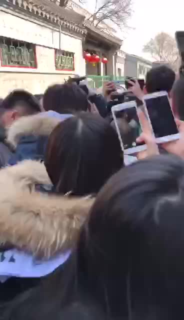 易烊千玺艺考结束现场引骚乱