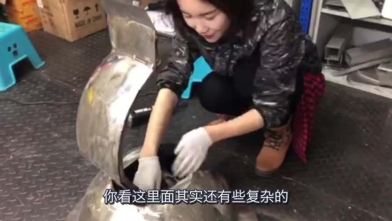 不当模特玩格斗 江西90后妹子获赞“最美机械师”
