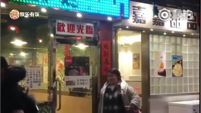 李晨范冰冰吃甜品 出门时一手拉住女方