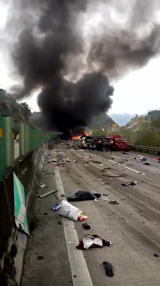 清连高速特大交通事故一地狼藉浓烟冲天